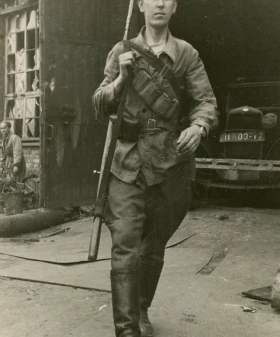 От станка на передовую: рабочий Ижорского завода. 1941 г. Фотограф Б. П. Кудояров. РМИ