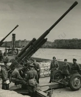 Зенитная батарея на Университетской набережной. 1942 г. Фотограф Б. П. Кудояров. РМИ