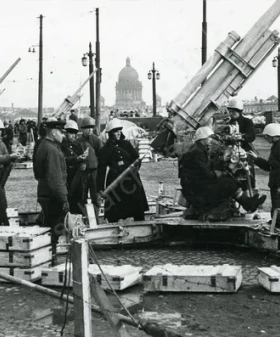 Орудийный расчет зенитной батареи на Университетской набережной. 1942 г. Фотограф Б. П. Кудояров. РМИ