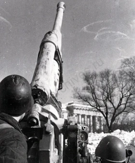 Зенитчики на страже ленинградского неба. Фотограф Г. И. Чертов. 20 января 1944 г. ЦГАИПД СПб. Ф. Р-1909К. Оп. 1. Д. 53. Л. 5а