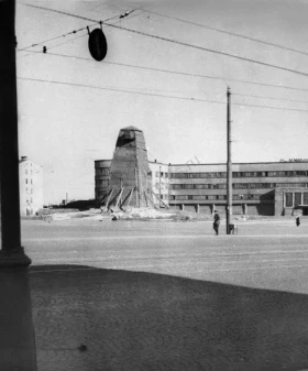 Памятник С. М. Кирову в защитном футляре. 1941 г. ГМГС