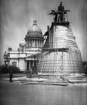 Ремонт укрытия памятника Николаю I. 1943 г. Архив Академии художеств