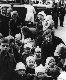 Высадка эвакуируемых детей из автобуса у Московского вокзала. Лето 1941 г. Фотограф В. С. Тарасевич. ЦГАКФФД СПб. Ар 14356