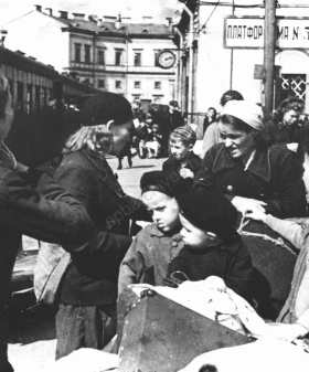 Эвакуация детей из города: дети в ожидании поезда на Московском вокзале. Лето 1941 г. Фотограф Д. М. Трахтенберг. ЦГАКФФД СПб. Ар 99390