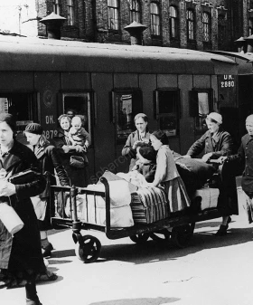 Эвакуация ленинградцев с Московского вокзала. Лето 1941 г. Фотограф Б. П. Кудояров. РМИ