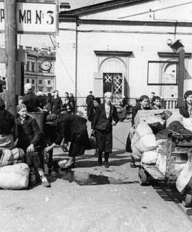 На Московском вокзале во время эвакуации ленинградцев из города. Лето 1941 г. Фотограф Д. М. Трахтенберг. ЦГАКФФД СПб. Ар 99387