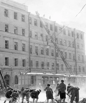 Тушение пожара после артиллерийского обстрела. 13 мая 1943 г. Фотограф Б. С. Лосин. ЦГАКФФД СПб. Ар 14359