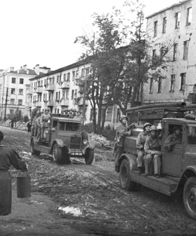 Выезд пожарной команды на одной из улиц Колпина. 23 августа 1943 г. Фотограф Б. С. Лосин. ЦГАКФФД СПб. Ар 1598