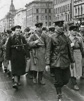 Отряд краснофлотцев идет на передовую. Май 1942 г. ЦГАИПД СПб. Ф. Р-1909К. Оп. 1. Д. 32. Л. 1.