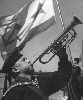 Курсанты школы боцманов и юнг на учебном судне. Июнь 1943 г. Фотограф Б. С. Лосин. ЦГАКФФД СПб. Ар 3182