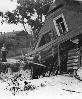 Дом в Луге, разрушенный немецкой авиацией. Июль 1941 г. Фотограф В. С. Тарасевич. ЦГАКФФД СПб. Ар 177321