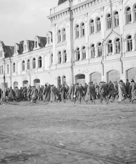 Колонна военнопленных красноармейцев в Выборге. 1941 г. Фотограф Б. Мальмгрен. SA-kuva (Фотоархив вооруженных сил Финляндии)