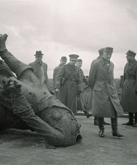 У разбитого памятника Петру I в Выборге. 10 августа 1941 г. SA-kuva (Фотоархив вооруженных сил Финляндии)