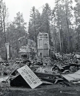 Разрушения в доме-музее И. Е. Репина в Пенатах. 1944 г. Фотограф Б. П. Кудояров. РМИ