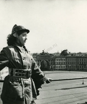 Боец МПВО во время дежурства на крыше здания Зимнего дворца. 1942 г. Фотограф Б. П. Кудояров. РМИ