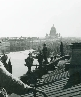 Боец МПВО во время дежурства на крыше здания Зимнего дворца. 1942 г. Фотограф Б. П. Кудояров. РМИ