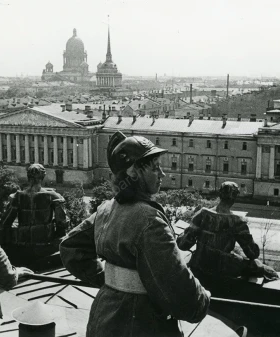 Бойцы МПВО во время дежурства на крыше здания Зимнего дворца. 1942 г. Фотограф Б. П. Кудояров. РМИ