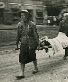 Бойцы МПВО эвакуируют раненого при артобстреле. 1943 г. Фотограф Б. П. Кудояров. РМИ