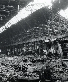 Цех Ижорского завода, разрушенный артиллерией противника. 1944 г. Фотограф Б. П. Кудояров. РМИ