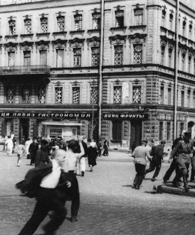 На Чернышевой площади во время воздушной тревоги. 11 июля 1941 г. Фотограф Б. Б. Васютинский. ЦГАКФФД СПб. Ар 14877