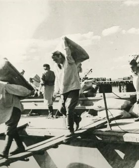 Погрузка раненых на суда в порту Осиновец. 1942 г. Фотограф Б. П. Кудояров. РМИ