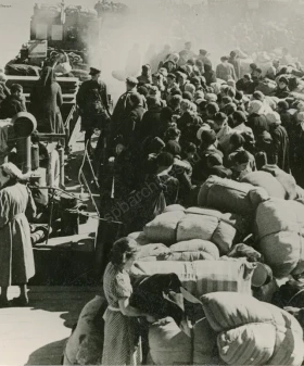 В ожидании посадки на судно в порту Осиновец. 1942 г. Фотограф Б. П. Кудояров. РМИ