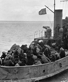 Буксирный пароход с эвакуируемыми уходит в рейс. 1942 г. Фотограф Г. И. Чертов. ЦГАКФФД СПб. Ар 14883