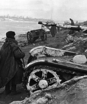 Переправа через Неву в районе Невской Дубровки. Ноябрь 1941 г. Фотограф В. С. Тарасевич. ЦГАКФФД СПб. Ар 7034