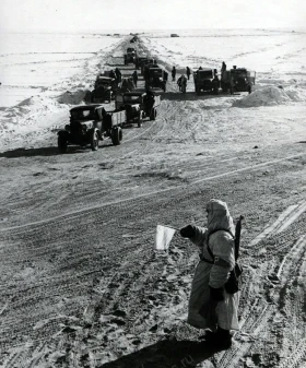 На ледяной трассе через Ладожское озеро. Март 1942 г. ЦГАИПД СПб. Ф. Р-1909К. Оп. 1. Д. 170. Л. 1