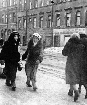 Эвакуируемые ленинградцы везут вещи на вокзал. Март 1942 г. Фотограф В. И. Капустин. ЦГАКФФД СПб. Ар 10396