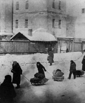 Жители Ленинграда везут вещи на Финляндский вокзал. Начало 1942 г. ЦГАЛИ СПб. Ф. 107. Оп. 4. Д. 378. Л. 12