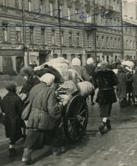 Эвакуируемые идут на Финляндский вокзал по проспекту Володарского. 1942 г. Фотограф Б. П. Кудояров. РМИ