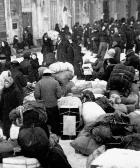 Эвакуируемые ленинградцы с вещами на вокзале. Март 1942 г. Фотограф Г. Ф. Коновалов. ЦГАКФФД СПб. Ар 10199