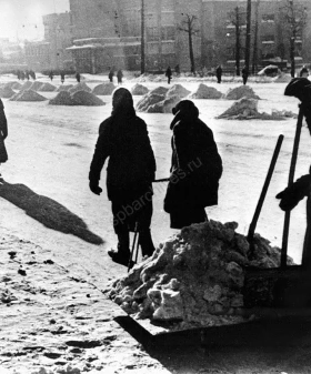 Уборка снега на одной из улиц города. 5 февраля 1942 г. ЦГАКФФД СПб. Ар 45847