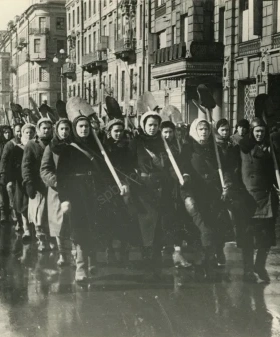 Женщины, мобилизованные на уборку улиц. Апрель 1942 г. Фотограф Б. П. Кудояров. РМИ