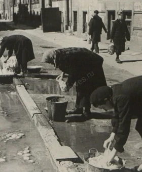 «Прачечная» на Социалистической улице. Фотохроника ЛенТАСС. Июнь 1942 г. ЦГАЛИ СПб. Ф. 107. Оп. 4. Д. 378. Л. 25