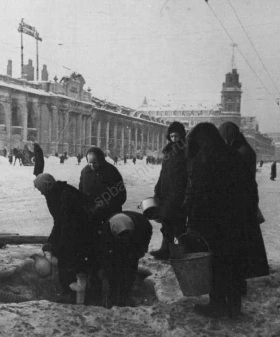 Ленинградцы берут воду из водопровода на проспекте 25-го Октября. Зима 1942 г. ЦГАЛИ СПб. Ф. 107. Оп. 4. Д. 378. Л. 47