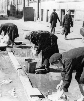 Стирка белья на Социалистической улице. Июнь 1942 г. Фотограф В. Г. Федосеев. ЦГАКФФД СПб. Ар 181983