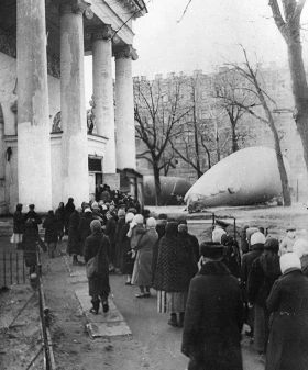 Ленинградцы у Спасо-Преображенского собора в дни празднования Пасхи. Апрель 1943 г. Фотограф М. А. Трахман. ЦГАКФФД СПб. Ар 20947