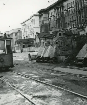 Трамвай маршрута № 3 на Международном проспекте. 1942 г. Фотограф Б. П. Кудояров. РМИ