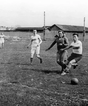 Эпизод легендарного блокадного матча. Ленинград. Май 1942 г. Фотограф Б. Васютинский. Фотохроника ТАСС