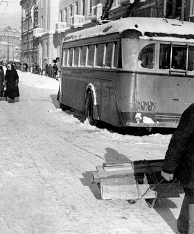 Ленинградцы везут дрова по Московскому шоссе. 5 февраля 1942 г. Фотограф В. Г. Федосеев. ЦГАКФФД СПб. Ар 181958