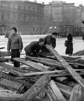 Разборка на дрова деревянного павильона перед главным входом в ЛХТИ. 1942 г. Музей СПбГТИ (ТУ) 