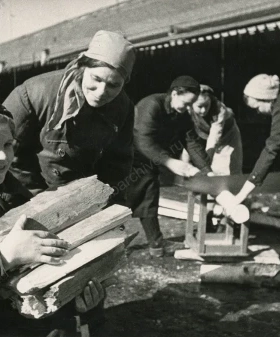 Комсомолки Ленинграда на заготовке дров. 1942 г. Фотограф Б. П. Кудояров. РМИ