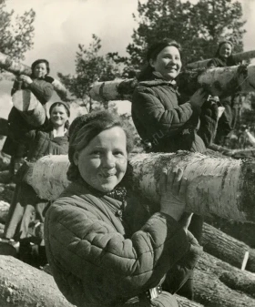 Комсомолки Ленинграда на заготовке дров. 1942 г. Фотограф Б. П. Кудояров. РМИ