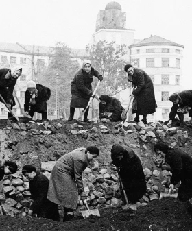 Сооружение баррикады на Тракторной улице. 24 сентября 1941 г. Фотограф В. Г. Федосеев. ЦГАКФФД СПб. Ар 181918