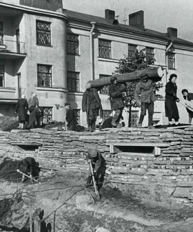 Возведение баррикады с огневыми точками в Кировском районе. 1941 г. Фотограф Б. П. Кудояров. РМИ