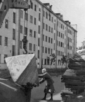 Постройка оборонительных сооружений в Кировском районе. 13 августа 1942 г. Фотограф Г. Ф. Коновалов. Фотохроника ЛенТАСС