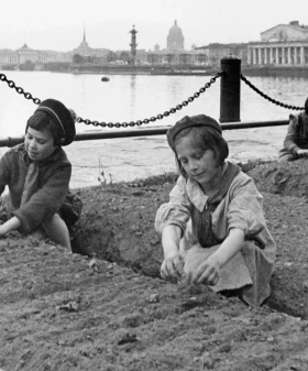 Дети на огороде на Мытнинской набережной. 1942–1943 гг. Фотограф Б. П. Кудояров. РМИ