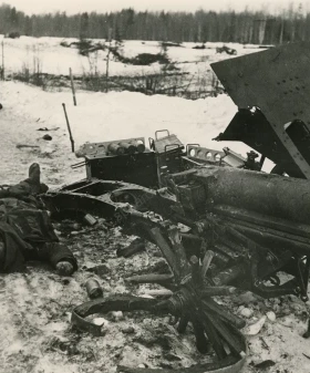 Разбитое немецкое орудие. Январь 1944 г. Фотограф Б. П. Кудояров. РМИ